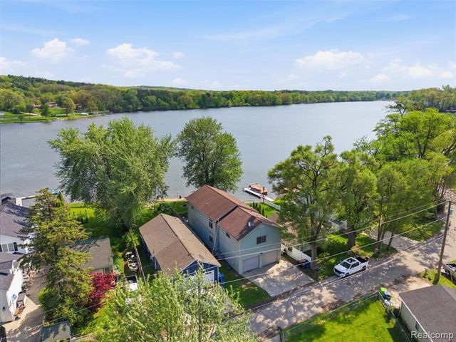 8868 Tackles Drive, White Lake, MI 48386