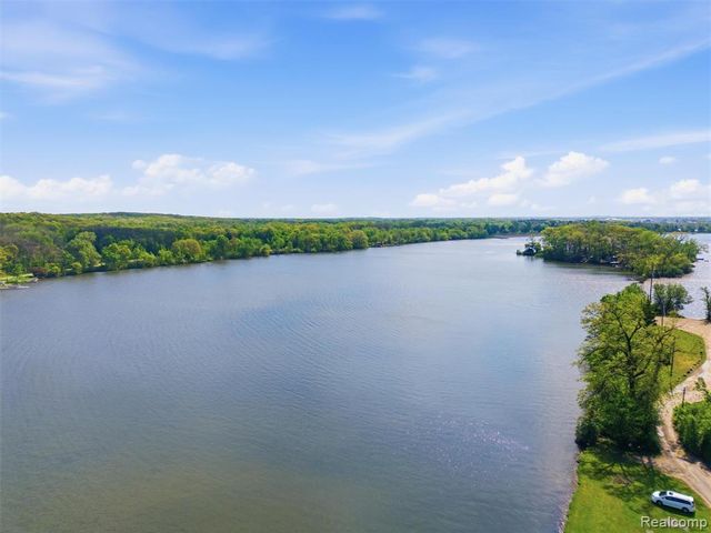 8868 Tackles Drive, White Lake, MI 48386