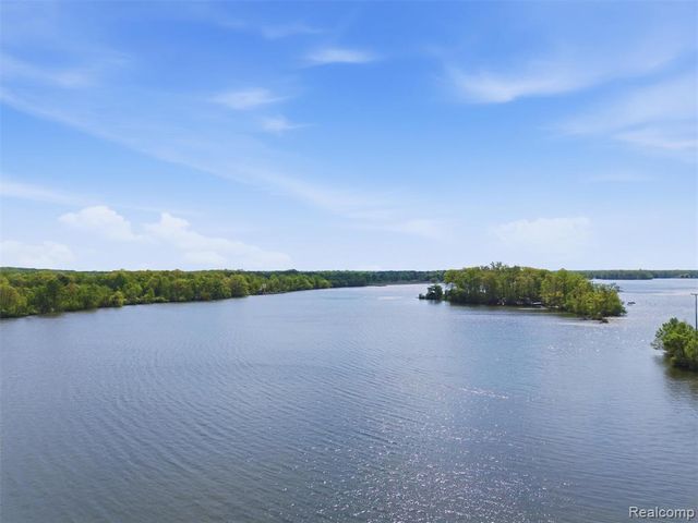8868 Tackles Drive, White Lake, MI 48386