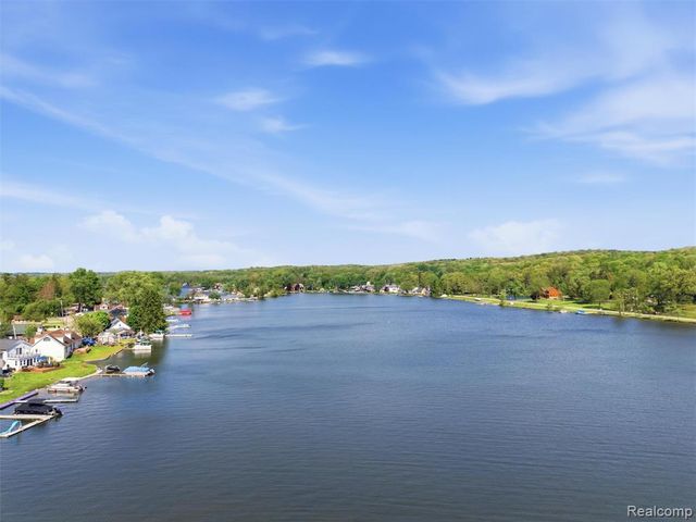8868 Tackles Drive, White Lake, MI 48386
