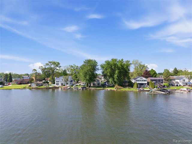 8868 Tackles Drive, White Lake, MI 48386