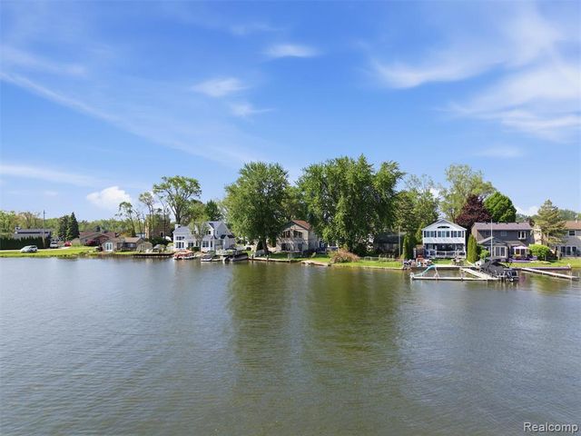 8868 Tackles Drive, White Lake, MI 48386