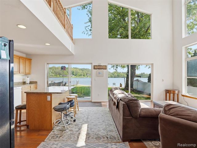 8868 Tackles Drive, White Lake, MI 48386