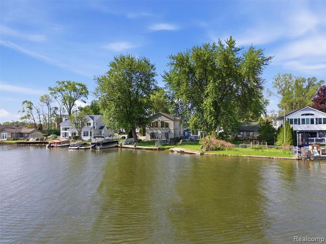 8868 Tackles Drive, White Lake, MI 48386