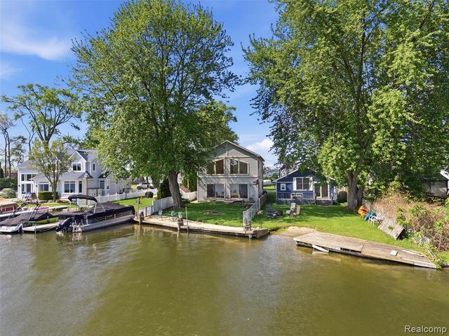 8868 Tackles Drive, White Lake, MI 48386