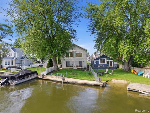 8868 Tackles Drive, White Lake, MI 48386