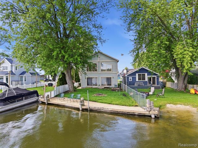 8868 Tackles Drive, White Lake, MI 48386