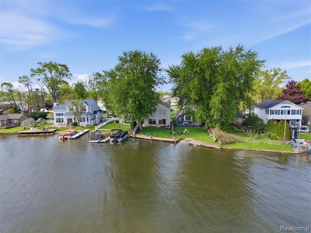8868 Tackles Drive, White Lake, MI 48386