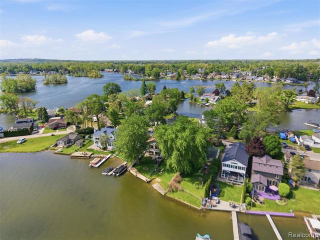 8868 Tackles Drive, White Lake, MI 48386