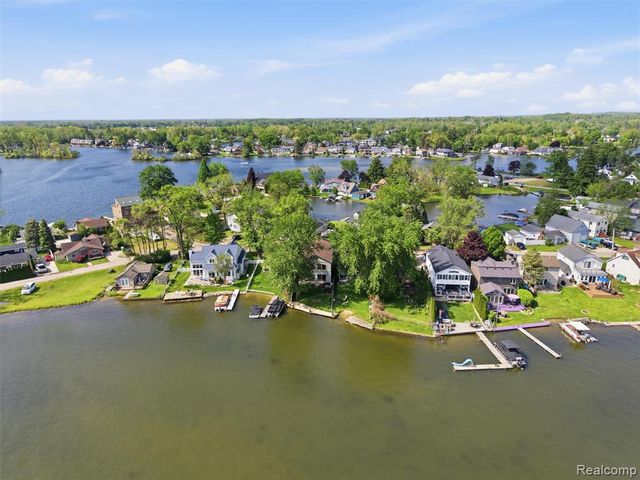 8868 Tackles Drive, White Lake, MI 48386