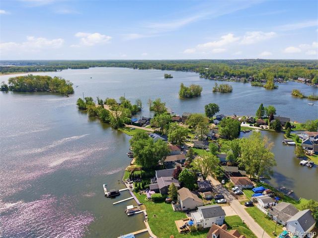 8868 Tackles Drive, White Lake, MI 48386
