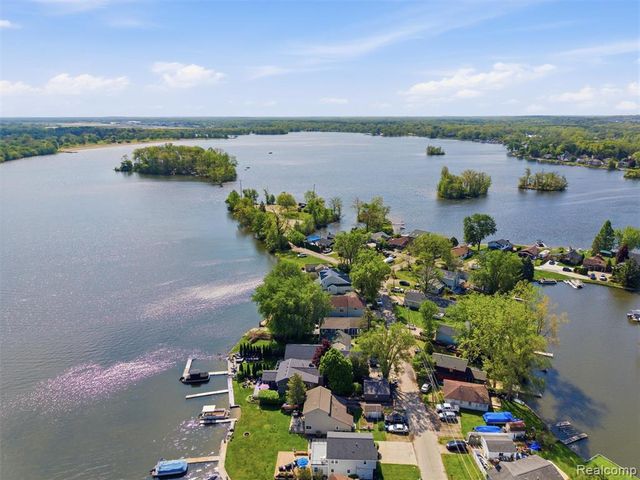 8868 Tackles Drive, White Lake, MI 48386