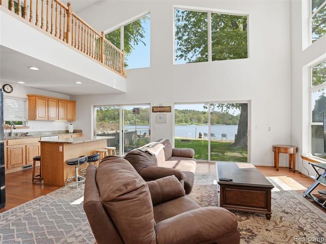 8868 Tackles Drive, White Lake, MI 48386