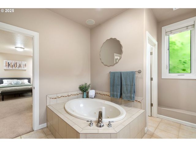 1925 HALL St, West Linn, OR 97068