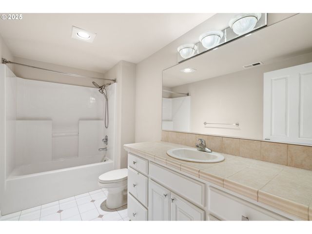 1925 HALL St, West Linn, OR 97068