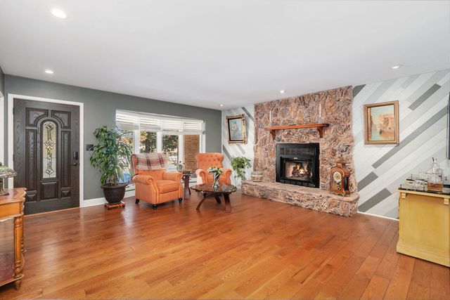 105 King Lane, Des Plaines, IL 60016