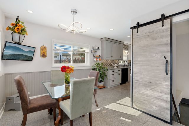 105 King Lane, Des Plaines, IL 60016