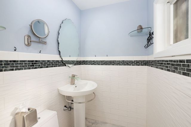 105 King Lane, Des Plaines, IL 60016