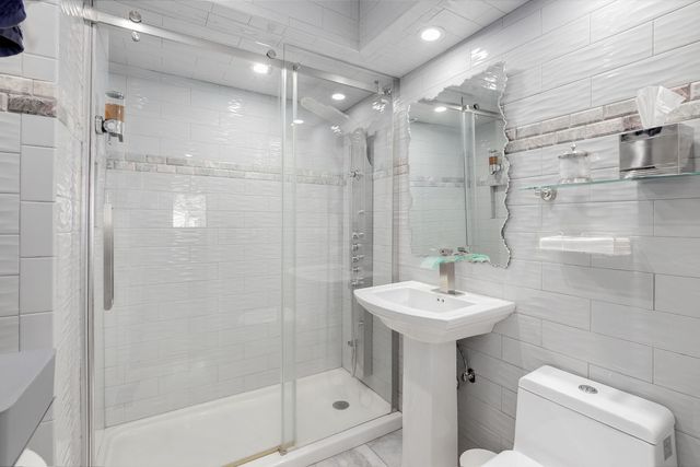 105 King Lane, Des Plaines, IL 60016