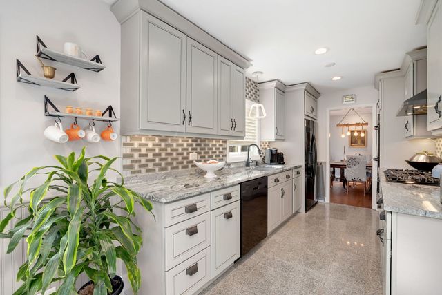 105 King Lane, Des Plaines, IL 60016