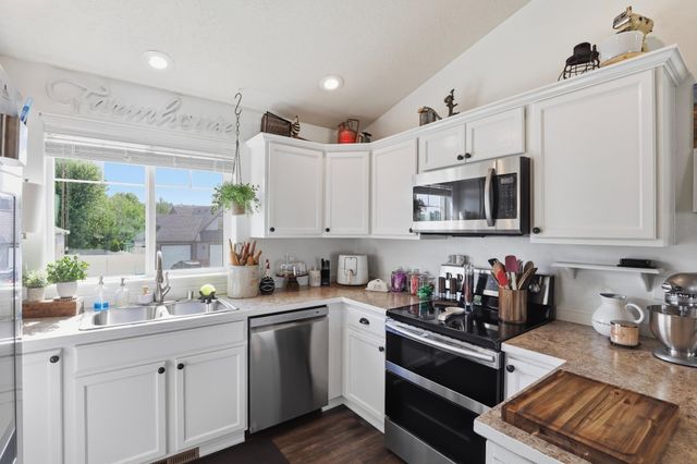 1027 S Virgil Ct, Greenacres, WA 99016