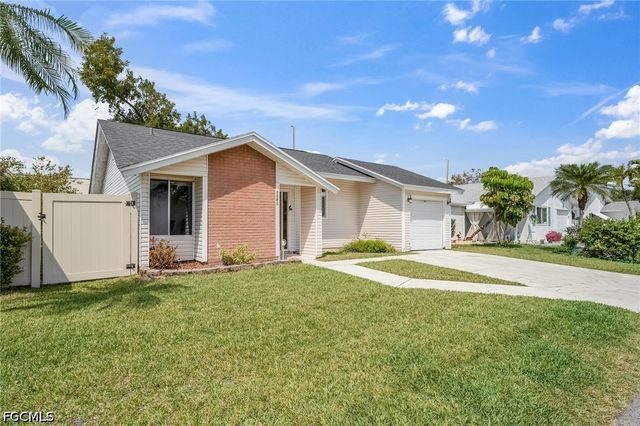 5581 Longleaf DR, North Fort Myers, FL 33917