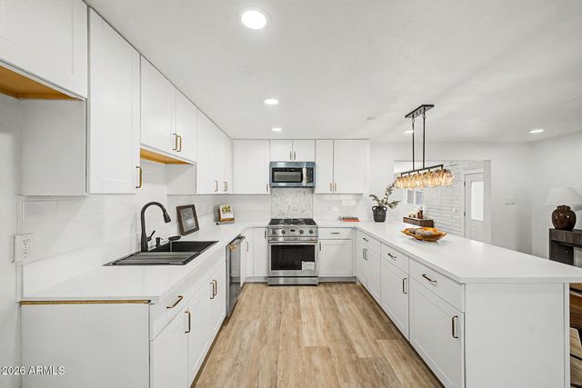 3611 E DELCOA Drive, Phoenix, AZ 85032