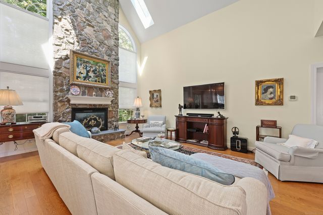 19 Worthington Drive 19, Farmington, CT 06032