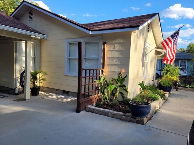 905 Clinton Street, Brenham, TX 77833