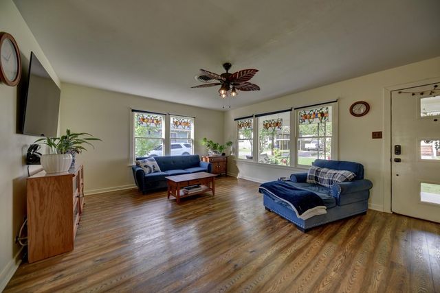 905 Clinton Street, Brenham, TX 77833