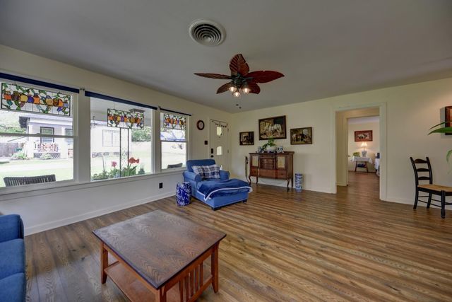 905 Clinton Street, Brenham, TX 77833