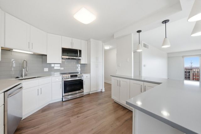 141 N La Grange Road 806, La Grange, IL 60525