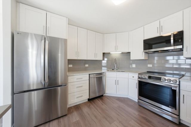 141 N La Grange Road 806, La Grange, IL 60525