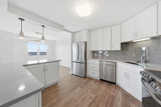 141 N La Grange Road 806, La Grange, IL 60525