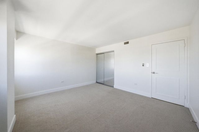 141 N La Grange Road 806, La Grange, IL 60525