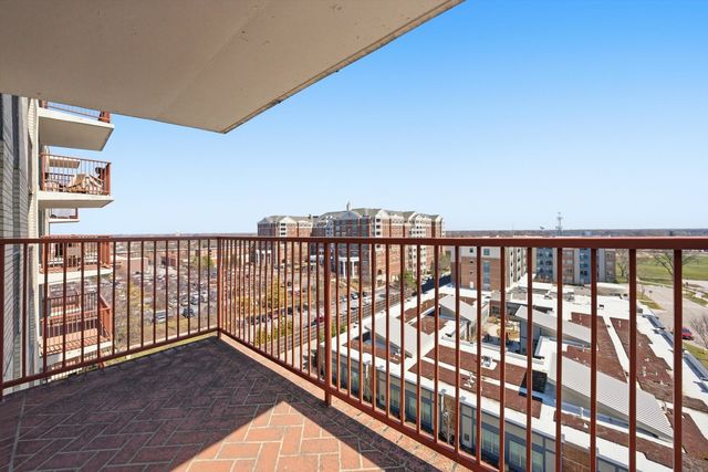 141 N La Grange Road 806, La Grange, IL 60525