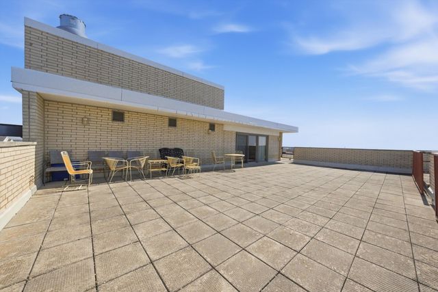 141 N La Grange Road 806, La Grange, IL 60525