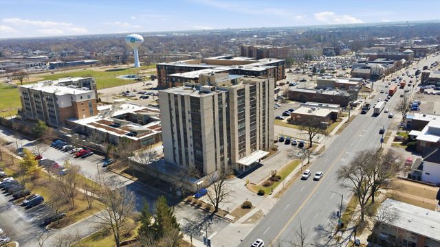 141 N La Grange Road 806, La Grange, IL 60525