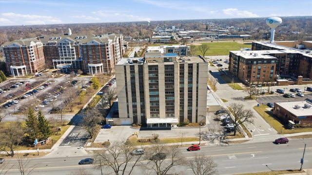 141 N La Grange Road 806, La Grange, IL 60525