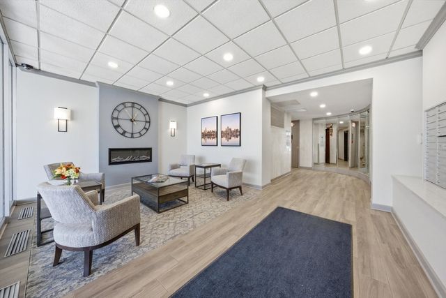 141 N La Grange Road 806, La Grange, IL 60525