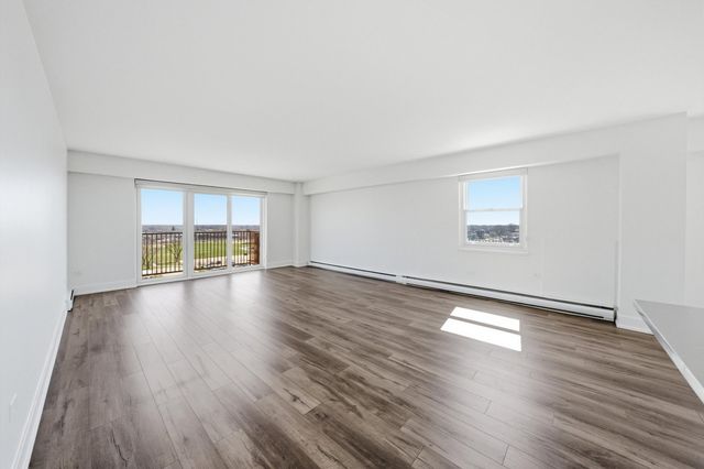 141 N La Grange Road 806, La Grange, IL 60525