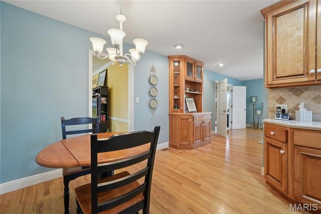 1047 Camargo Drive, Ballwin, MO 63011