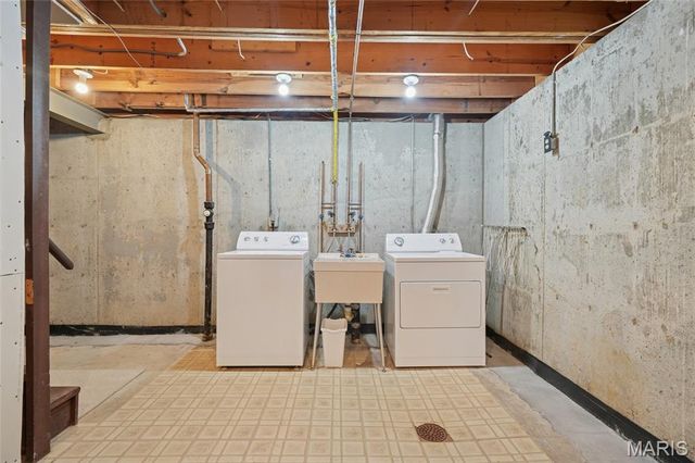 1047 Camargo Drive, Ballwin, MO 63011