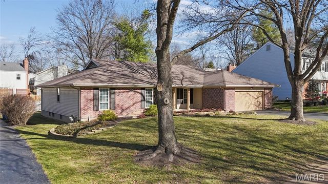 1047 Camargo Drive, Ballwin, MO 63011