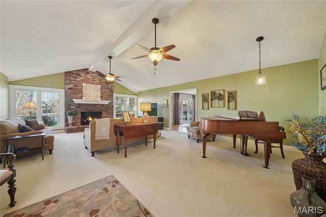 1047 Camargo Drive, Ballwin, MO 63011