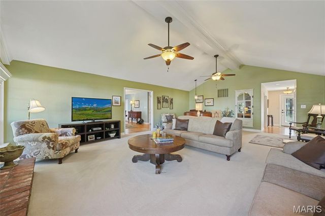 1047 Camargo Drive, Ballwin, MO 63011