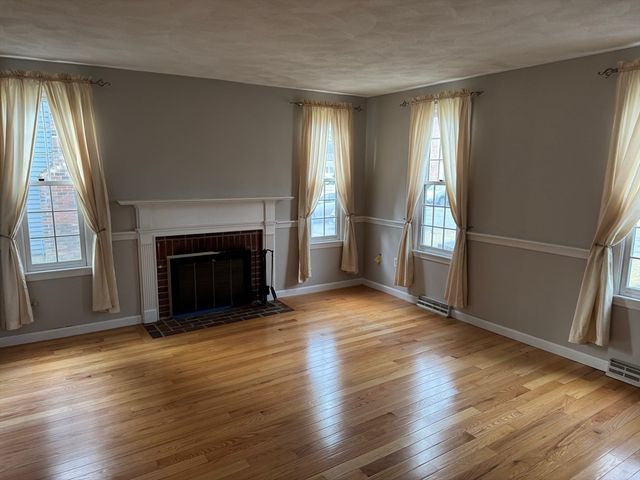887 Wellman Ave 887, Chelmsford, MA 01863
