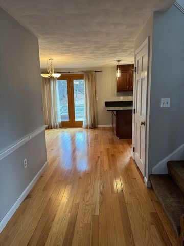 887 Wellman Ave 887, Chelmsford, MA 01863
