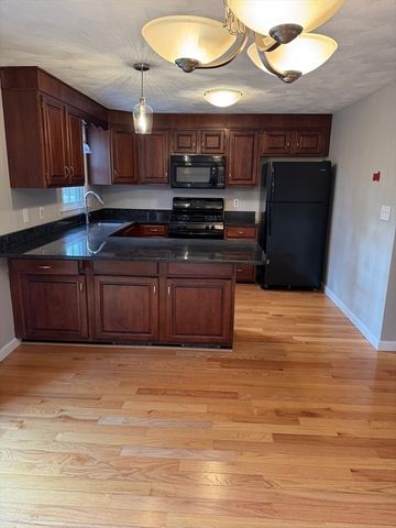 887 Wellman Ave 887, Chelmsford, MA 01863
