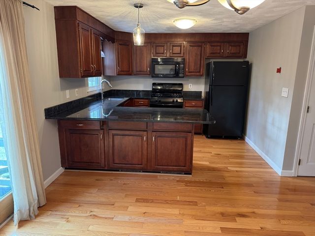 887 Wellman Ave 887, Chelmsford, MA 01863